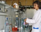 в-лаборатории-производят-анализ-воды