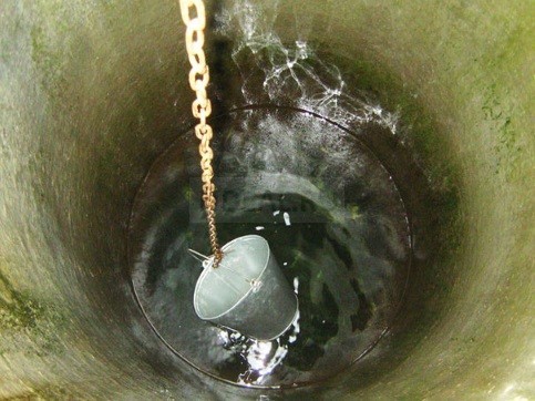 чистая вода в колодце